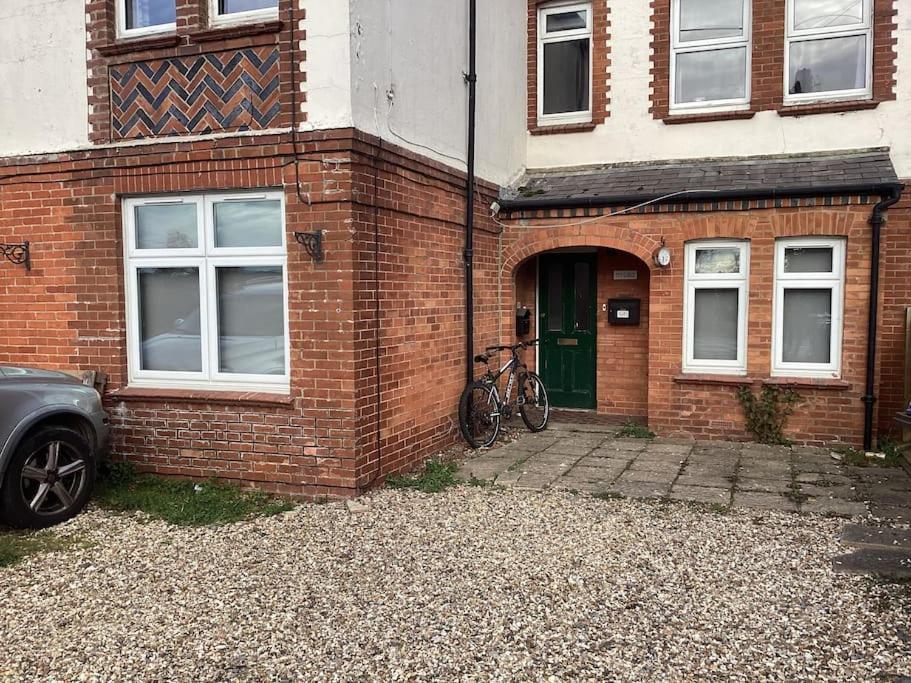 Two Bedroom, Off-Road Parking Ludgershall  Exterior photo